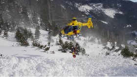 Přílet vrtulníku do Obřího dolu a vysazování lékařské posádky poblíž vyproštěného mladšího skialpinisty