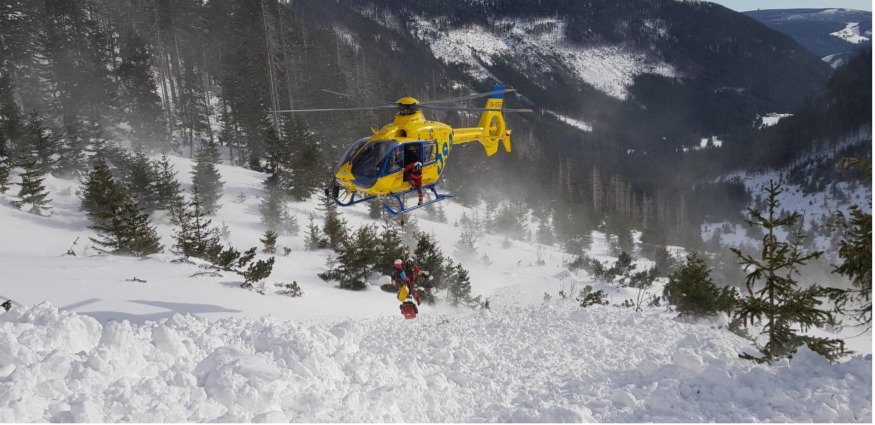 Přílet vrtulníku do Obřího dolu a vysazování lékařské posá.dky poblíž vyproštěného mladšího skialpinisty