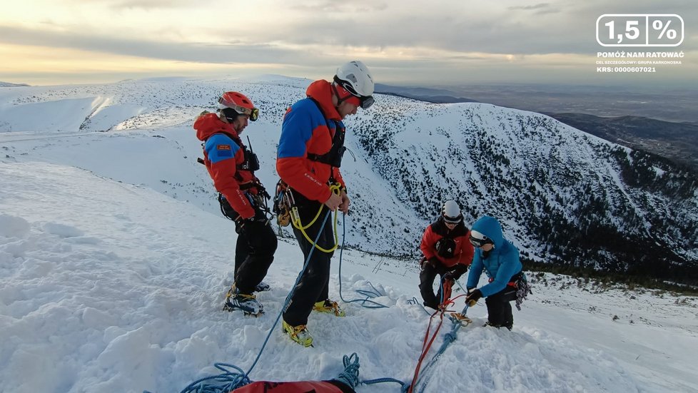 Pátrání záchranářů po dvou turistech, kteří se zřítili ze Sněžky (30. 1. 2024).