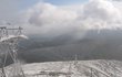 Sněžka včera - Vrchol hory pokrývá sníh. Rtuť teploměru klesla na 2,1 °C. pod nulou.