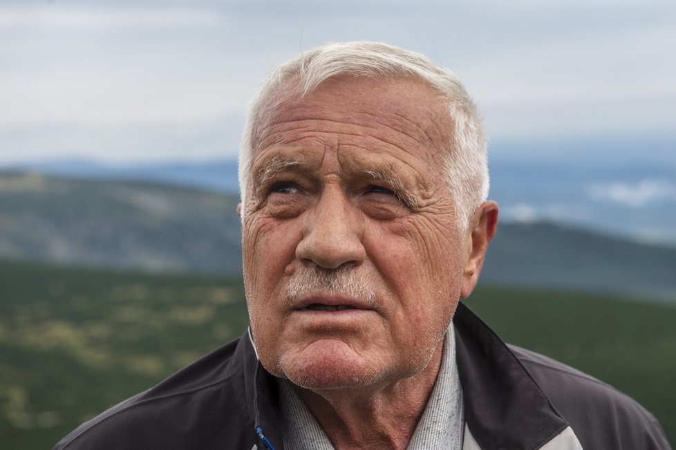 Bývalý prezident Václav Klaus při výstupu na Sněžku