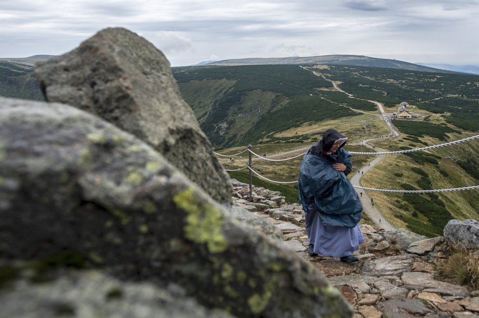 Tradiční pouť na Sněžku: Poutníky stihl déšť (10. 8. 2018).