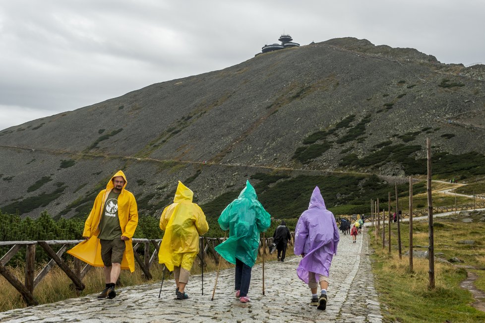 Tradiční pouť na Sněžku: Poutníky stihl déšť (10. 8. 2018).