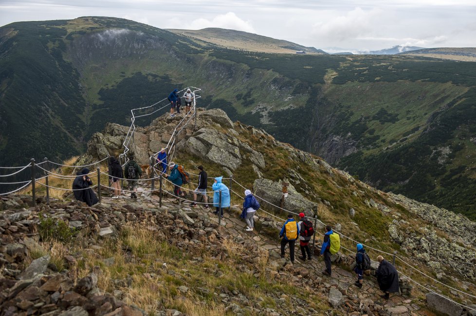 Tradiční pouť na Sněžku: Poutníky stihl déšť (10. 8. 2018).