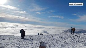 Turisté na Sněžce.