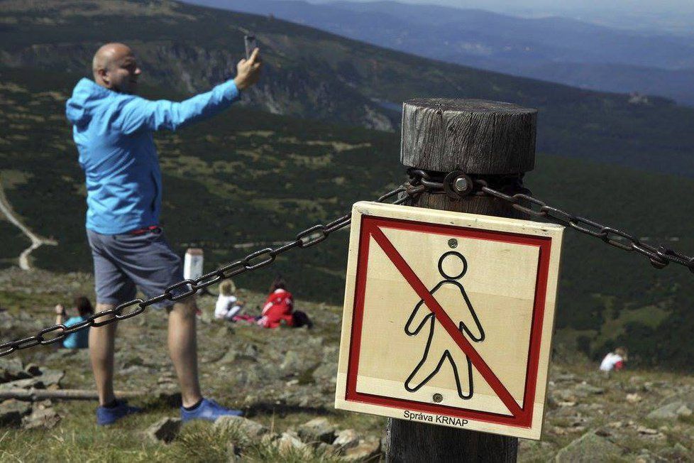 Sněžku trápí turisté. Netuší, že ničí tisícileté výtvory přírody.