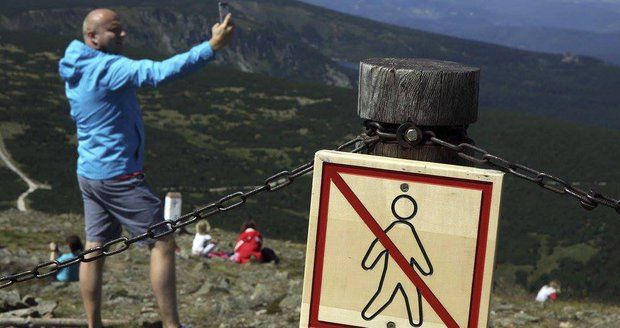 Extrémní nápor na Krkonoše: Neukáznění turisté donutili správu rozšířit zábrany 