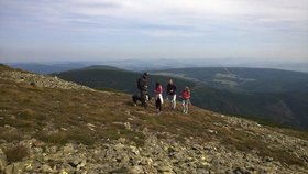 Sněžku trápí turisté. Netuší, že ničí tisícileté výtvory přírody