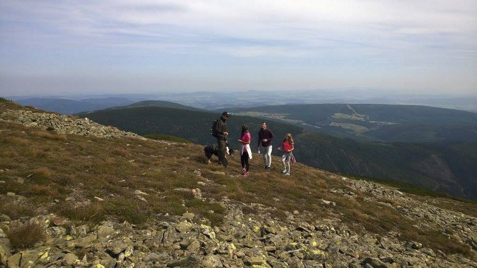 Sněžku trápí turisté. Netuší, že ničí tisícileté výtvory přírody.