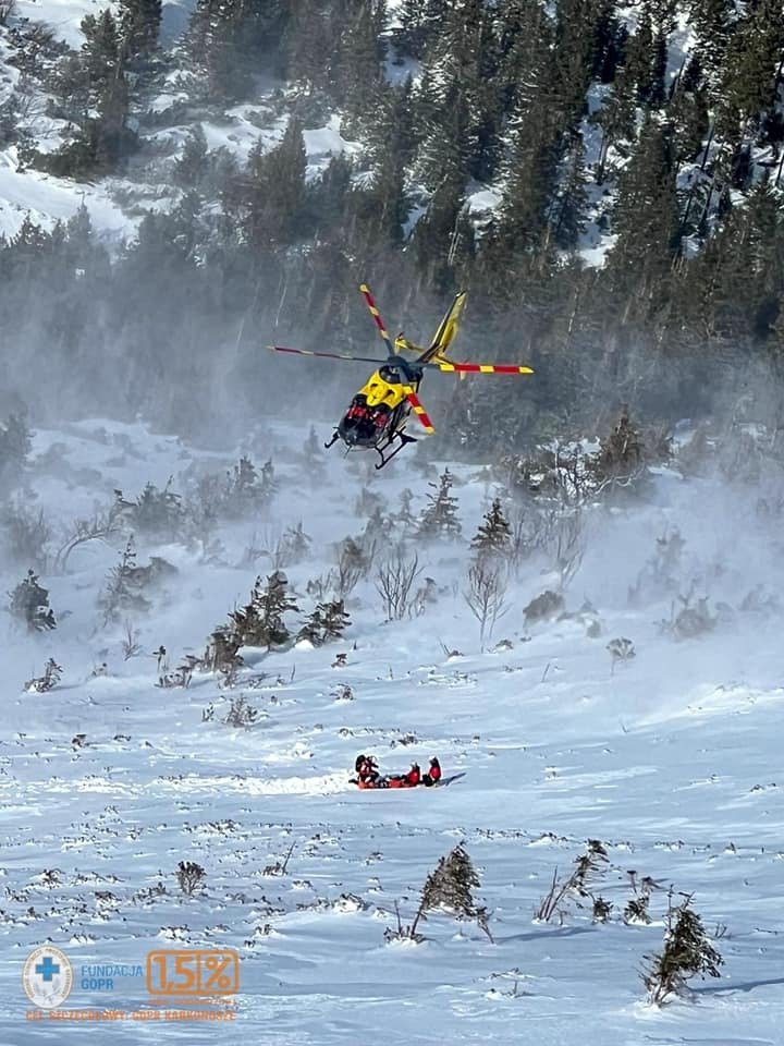 Česká turistka se v půlce března zřítila ze Sněžky na polské straně. Letěl pro ni vrtulník.