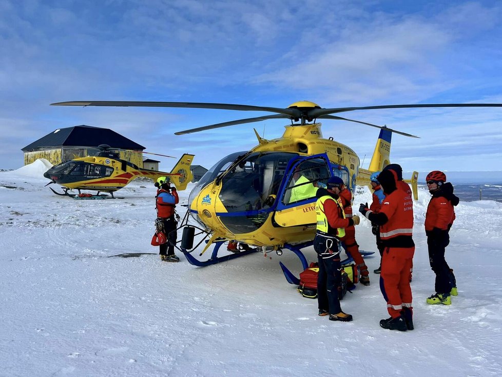 Česká turistka se v půlce března zřítila ze Sněžky na polské straně. Letěl pro ni vrtulník.