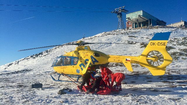 Mozková mrtvice na vrcholu Sněžky: Seniorce zachránil život vrtulník.