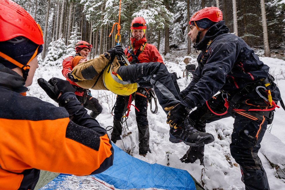 Hasiči a členové horské služby nacvičovali záchranu lidí z lanovky na Sněžku (listopad 2022)