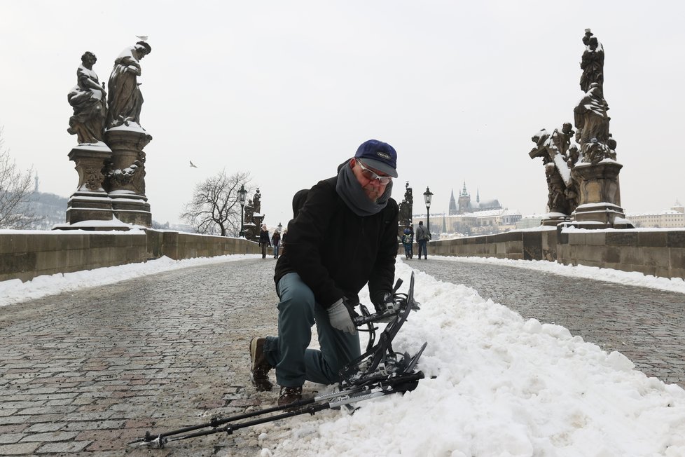 Na Karlově mostě by to na sněžnicích šlo, ale nechtěli jsme porušit běžkařům stopu.