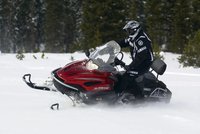 Lavina zavalila desítky závodníků na sněžných skútrech