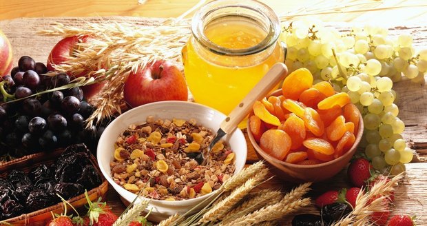 Vláknina: zdravý odpad Výborným zdrojem vlákniny je ovoce, výrobky z celozrnné mouky, müsli, ořechy, zelenina a otruby.