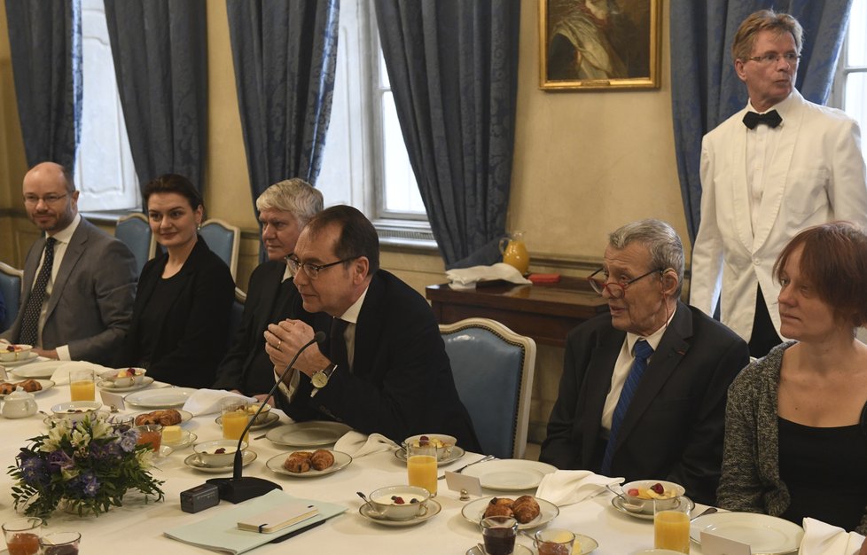 Snídaně na francouzské ambasádě v Praze k příležitosti 30. výročí snídaně někdejšího francouzského prezidenta Françoise Mitterranda s československými disidenty