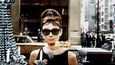 Audrey Hepburn v úvodní scéně Snídaně u Tiffanyho