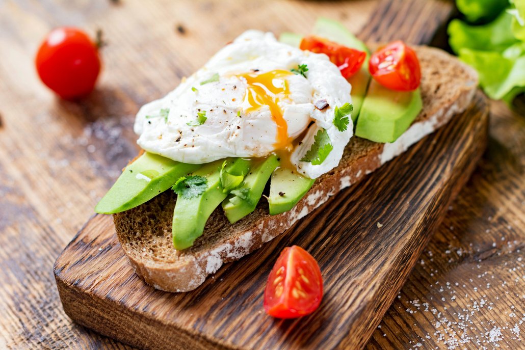 Bezlepková snídaně - vejce, avokádo a bezlepkový chléb