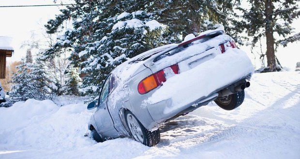 Ledovka a rozbředlý sníh: 7 rad pro bezpečné řízení na zimní silnici