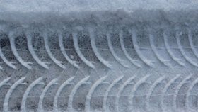 Při jízdě na sněhu lze použít pneumatiky se speciálním označením.