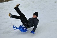 Bobař na Liberecku skončil v nemocnici. Zavřenou sjezdovku zkoušel sjet na „lopatě“