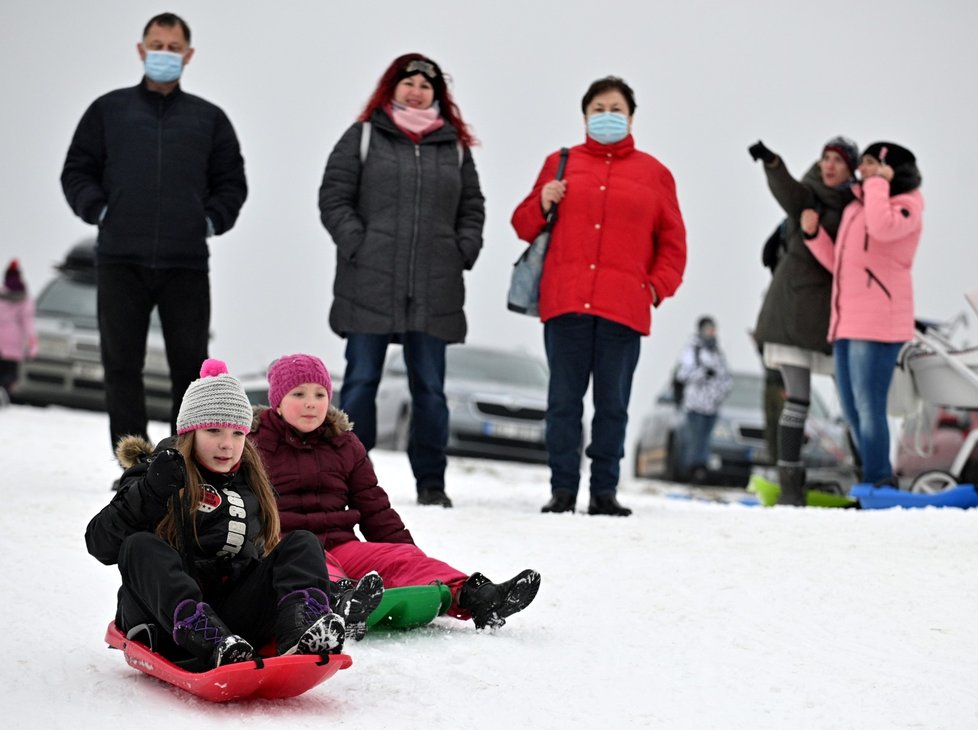 Bobující a sáňkující Češi v areálu Olešnice na Blanensku