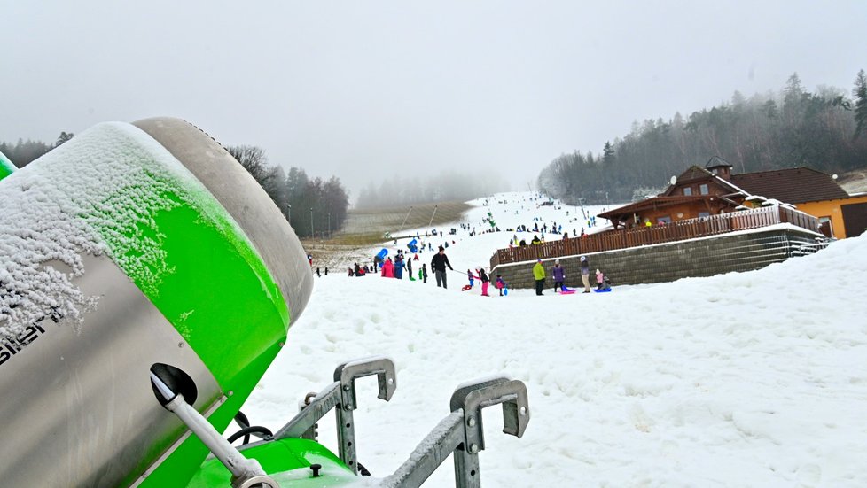 Bobující a sáňkující Češi v areálu Olešnice na Blanensku