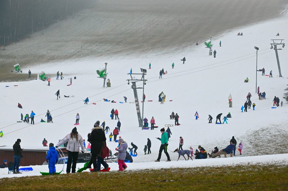 Bobující a sáňkující Češi v areálu Olešnice na Blanensku