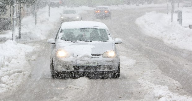 Studená fronta, která v těchto dnech dorazí nad střední Evropu, přinese nečekaně prudké ochlazení. Rakouská meteorologická službu GeoSphere Austria tvrdí, že první sněhové srážky dorazí už ve středu večer. Týkat se to má především Tyrolska, jihozápadu Salcburska, ale také sousedního Švýcarska a severní Itálie. Ilustrační foto. Studená fronta, která v těchto dnech dorazí nad střední Evropu, přinese nečekaně prudké ochlazení. Rakouská meteorologická službu GeoSphere Austria tvrdí, že první sněhové srážky dorazí už ve středu večer. Týkat se to má především Tyrolska, jihozápadu Salcburska, ale také sousedního Švýcarska a severní Itálie. Ilustrační foto.