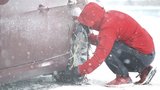 Sníh komplikuje dopravu na severu Moravy: Ledovka uzavřela silnici na Horní Bečvu 
