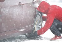 Sníh komplikuje dopravu na severu Moravy: Ledovka uzavřela silnici na Horní Bečvu
