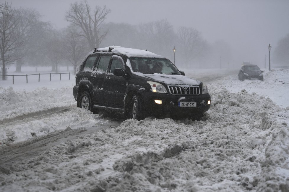 Sníh komplikoval hlavně dopravu. Letiště rušily lety, vlaky nevyjely a lidé museli vyhrabávat svá auta.