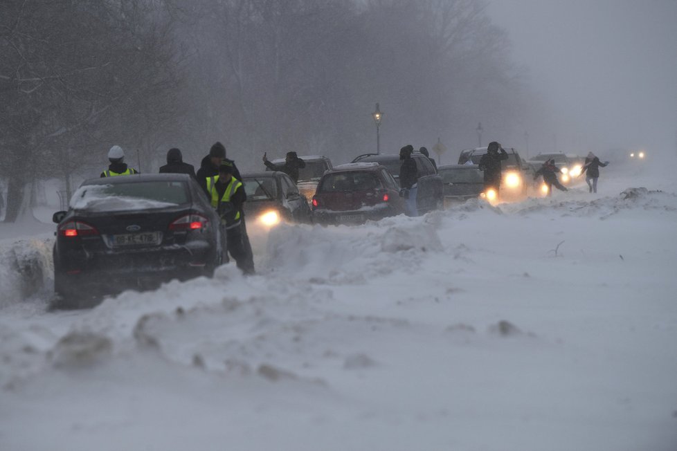 Sníh komplikoval hlavně dopravu. Letiště rušily lety, vlaky nevyjely a lidé museli vyhrabávat svá auta.