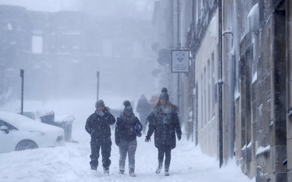 Britské ostrovy zasáhla bouře Emma. Celá země se potýká s nejhorší sněhovou kalamitou za posledních 30 let.