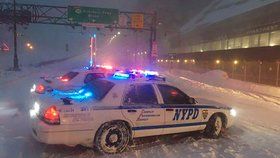 Sníh na východě USA ochromil dopravu i v New Yorku.