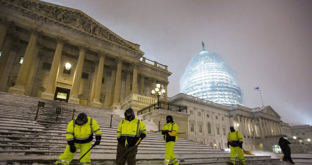 Silná sněhová bouře už dorazila do USA. Dotkne se života 50 milionů lidí, řada z nich je v hlavním městě Washigtonu D.C.