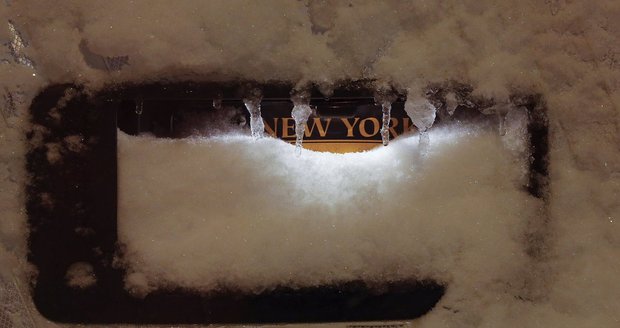 Sníh na východě USA ochromil dopravu i v New Yorku.