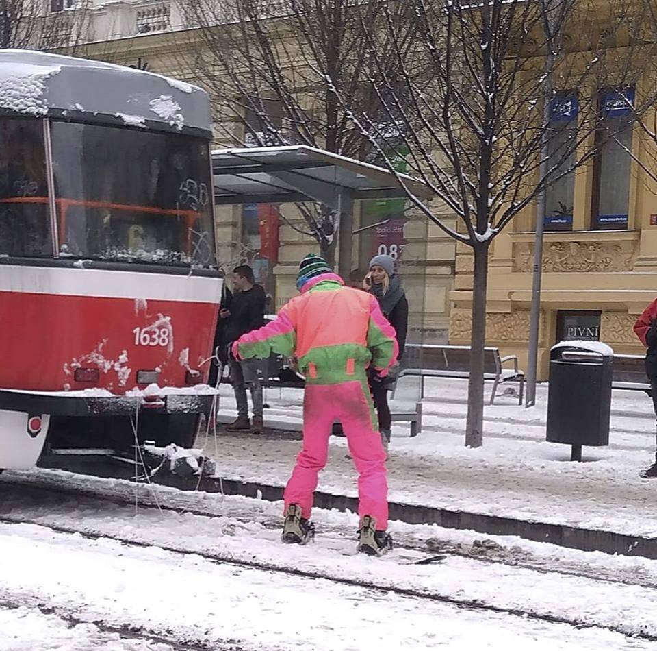 Na silnicích je kalamita, ale některým Brňanům udělal sníh radost. Takový »snowboardista« projížděl za tramvají Českou ulicí...