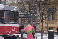 Brno a okolí je pod sněhem: Je tu kalamita! Nesjízdné silnice, autobusy nabírají zpoždění