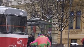 Na silnicích je kalamita, ale některým Brňanům udělal sníh radost. Takový »snowboardista« projížděl za tramvají Českou ulicí...