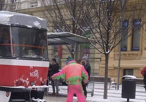 Na silnicích je kalamita, ale některým Brňanům udělal sníh radost. Takový »snowboardista« projížděl za tramvají Českou ulicí...