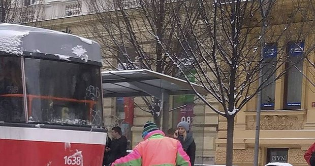 Brno a okolí je pod sněhem: Je tu kalamita! Nesjízdné silnice, autobusy nabírají zpoždění
