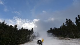 V lyžařském areálu na Klínovci začali zasněžovat 20. 11. 2020.