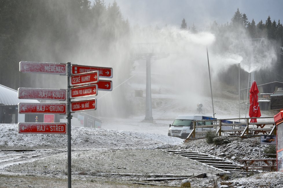 V lyžařském areálu na Klínovci začali zasněžovat 20.11.2020.