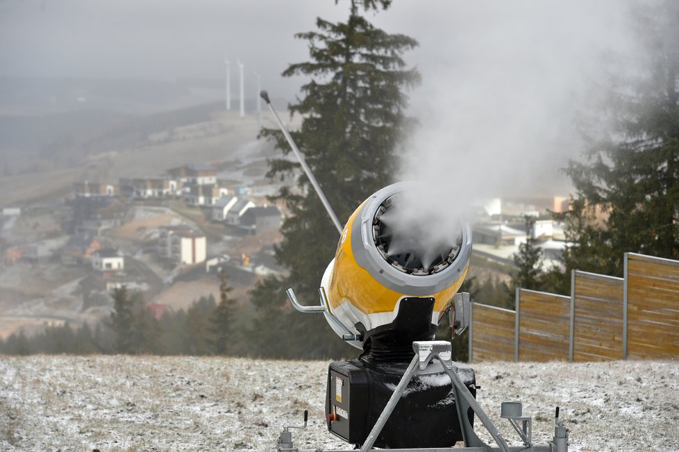 V lyžařském areálu na Klínovci začali zasněžovat 20. 11. 2020.