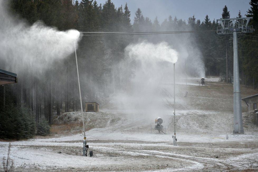 V lyžařském areálu na Klínovci začali zasněžovat 20. 11. 2020.