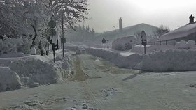 Celé město se schovalo pod sníh