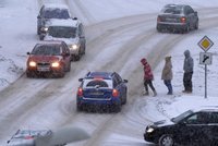 Řidiči, buďte opatrní! Východ Čech trápí sníh a námraza