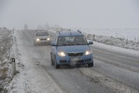 Česko zavalil sníh: Dva mrtví policisté, v Praze se nestíhá odklízet sníh